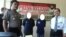 Dua tersangka percaloan di kampus UNS ( baju tahanan warna biru- dua dan tiga dari kiri) (foto: VOA/Yudha Satriawan)
