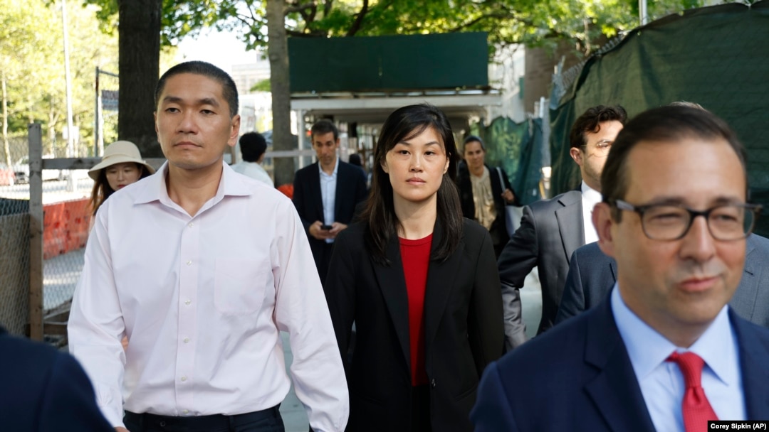 被控非法充當中國政府代理人的前紐約州長助理孫雯和身為同案被告的丈夫胡驍在法庭傳訊後跟著律師離開位於布魯克林的紐約東區聯邦地區法院。 (2024年9月23日)