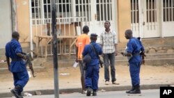 La police burundaise arrête un homme après l'attaque à la grenade à Bujumbura, 3 février 2016. (AP Photo)