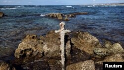 以色列文物局说，一名业余潜水员在地中海的海底打捞出一把据信是九百年前十字军成员使用的铁剑。