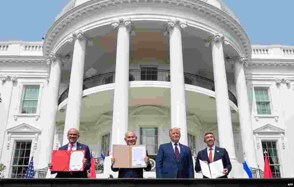 미국 워싱턴 백악관에서 도널드 트럼프 대통령의 중재로 이루어진 이스라엘-아랍에미리트(UAE)-바레인의 아브라함 협정 서명식에서 압둘라티프 알-자야니 바레인 외무장관(왼쪽부터)과 베냐민 네타냐후 이스라엘 총리, 세이크 압둘라 빈 자예드 알나흐얀 UAE 외무장관이 서명했다. 