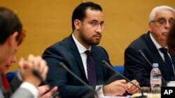 Alexandre Benalla (tengah), mantan pengawal Presiden Perancis Emmanuel Macron memberikan keterangan dalam penyelidikan Senat di Paris, Rabu (19/9). 