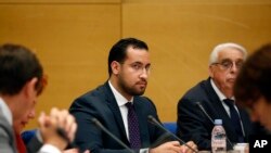 Mantan Ajudan Presiden Emmanuel Macron, Alexandre Benalla tampil di hadapan Komisi Hukum Senat Perancis di Paris, 19 September 2018. (Foto: dok).