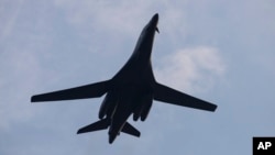 Un bombardero B-1 Lancer realiza un sobrevuelo en Washington el 4 de julio de 2020, en Washington.