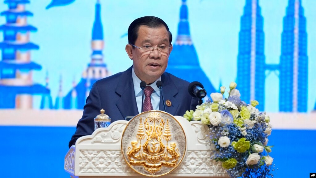 រូបឯកសារ៖ នាយករដ្ឋមន្ត្រីកម្ពុជាលោក ហ៊ុន សែន ថ្លែងក្នុងពិធីបើកិច្ចប្រជុំកំពូលអាស៊ានលើកទី ៤០ និងលើកទី ៤១ និងកិច្ចប្រជុំកំពូលពាក់ព័ន្ធ នៅរាជធានីភ្នំពេញ ថ្ងៃទី ១១ ខែវិច្ឆិកា ឆ្នាំ ២០២២។