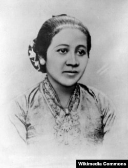 Raden Ajeng Kartini adalah salah satu pahlawan perempuan Indonesia.