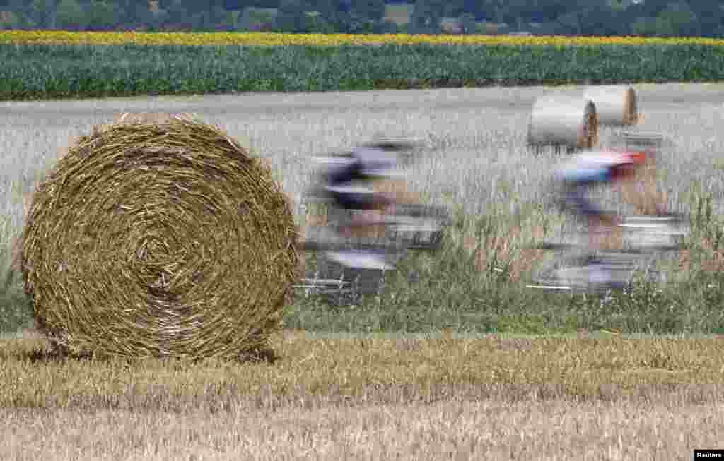 Nhóm các tay đua xe đạp trong giải đấu thứ 13 Tour de France trải dài 197.5km từ Saint-Etienne đến Chamrousse.