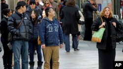 Pedestrians wait to cross a New York street. An historic decline in the number of U.S. whites and the fast growth of Latinos are blurring traditional black-white color lines in the U.S. March 13, 2013.