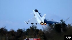 Sebuah pesawat tempur Eurofighter milik Angkatan Udara Jerman lepas landas di Noervenich, Jerman, 27 September 2019, (Foto: AFP)