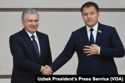 Uzbekistan's President Shavkat Mirziyoyev, left, has promised justice in Karakalpakstan. Amanbay Orynbayev is the new speaker of the Karakalpak parliament and the leader of the autonomous republic. (Uzbek President's Press Service via VOA)