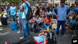 Los manifestantes se reúnen en una protesta frente al Ministerio de Desarrollo Social en Buenos Aires, Argentina, el 10 de noviembre de 2022. 