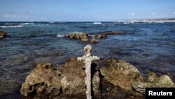 Sebuah pedang yang dipercaya milik tentara Perang Salib ditemukan di Laut Tengah oleh seorang penyelam asal Israel pada 18 Oktober 2021. Pedang tersebut kini diteliti oleh pihak Otoritas Kepurbakalaan Israel. (Foto: Reuters/Ronen Zvulun) 