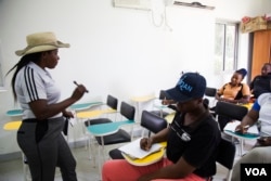 Uloma Mbuko teaches her players golf theory and fundamentals. (C. Oduah/VOA)