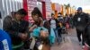 Trump Kirim Sinyal Beragam mengenai Krisis Migran di Perbatasan AS-Meksiko