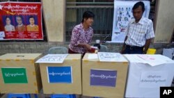 NLD ပါတီက ရွေးကောက်ပွဲမဲပေးနည်းလေ့ကျင့်ပေးစဉ်။ 