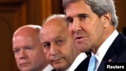 El secretario de Estado, John Kerry, (der.) con los cancilleres de Francia, Laurent Fabius (centro) y Gran Bretaña, William Hague (izq.).
