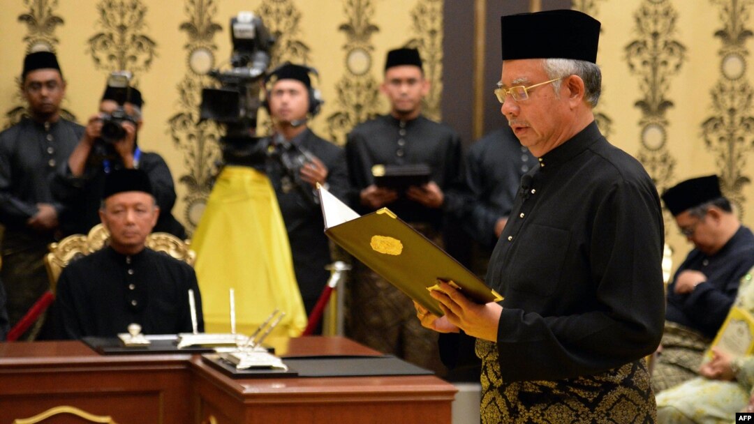 Najib Razak (kanan) membacakan sumpah saat dilantik sebagai PM Malaysia untuk masa jabatan kedua di Kuala Lumpur (6/5). 