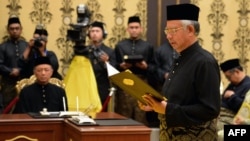 Najib Razak (kanan) membacakan sumpah saat dilantik sebagai PM Malaysia untuk masa jabatan kedua di Kuala Lumpur (6/5). 