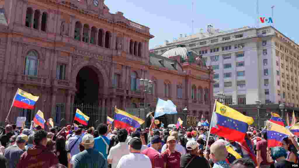 Los venezolanos condenan que las autoridades electorales de su país no reconozcan a Edmundo González como presidente electo.&nbsp;