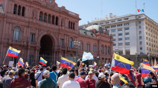 Los venezolanos condenan que las autoridades electorales de su país no reconozcan a Edmundo González como presidente electo. 