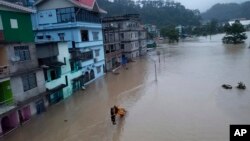 Air banjir menggenangi bangunan di sepanjang sungai Teesta di Sikkim, India, Rabu, 4 Oktober 2023.