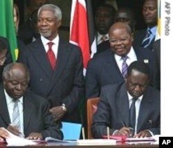 President Kibaki (l) and Prime Minister Raila Odinga (r) signs the agreement that led to the coalition government following the 2007 post-election violence.