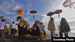 Umat Hindu Bali Melakukan Upacara Melis Menjelang Nyepi (foto: Ida Made Santi Utama).