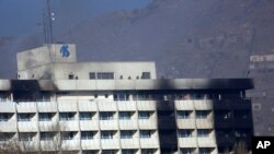 Ihoteri mpuzamakungu Intercontinental i Kabul muri Afuganisitani, inyuma y'igitero c'abitwaje ibirwanisho, ku musi w'Imana, Itariki 21, 2018.