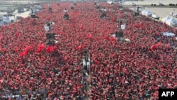 Турецькі та палестинські прапори на мітингу у Стамбулі, організованому партією Реджепа Ердогана ПСР на знак солідарності з палестинцями в Газі, 28 жовтня 2023 р. TURKISH PRESIDENCY PRESS OFFICE/AFP