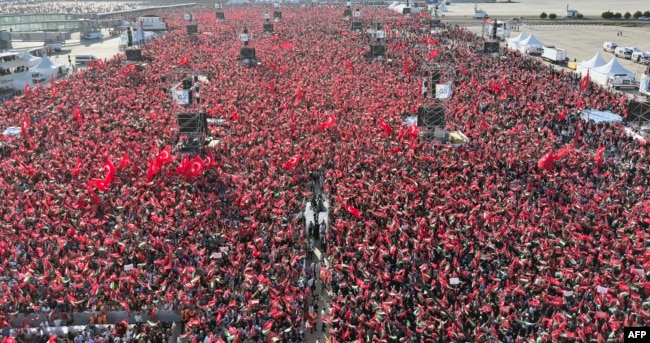 Atatürk Havalimanı'nda düzenlenen mitinge yüzbinlerce kişi katıldı.