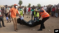 Abatabara bateruye ikiziga inyuma y'igitero c'umwiyahuzi muri reta ya Maiduguri, muri Nijeriya, Kw'itariki ya 27/04/2018