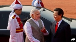 Indian Prime Minister Narendra Modi, center, talks to Vietnam's Prime Minister Nguyen Tan Dung, right, during a ceremonial reception at the forecourt of the Indian President's palace in New Delhi, Oct. 28, 2014.