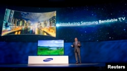 El vicepresidente ejecutivo de Samsung America, Joe Stinziano presenta en Las Vegas la telelevisión cuya pantalla se hace curva.
