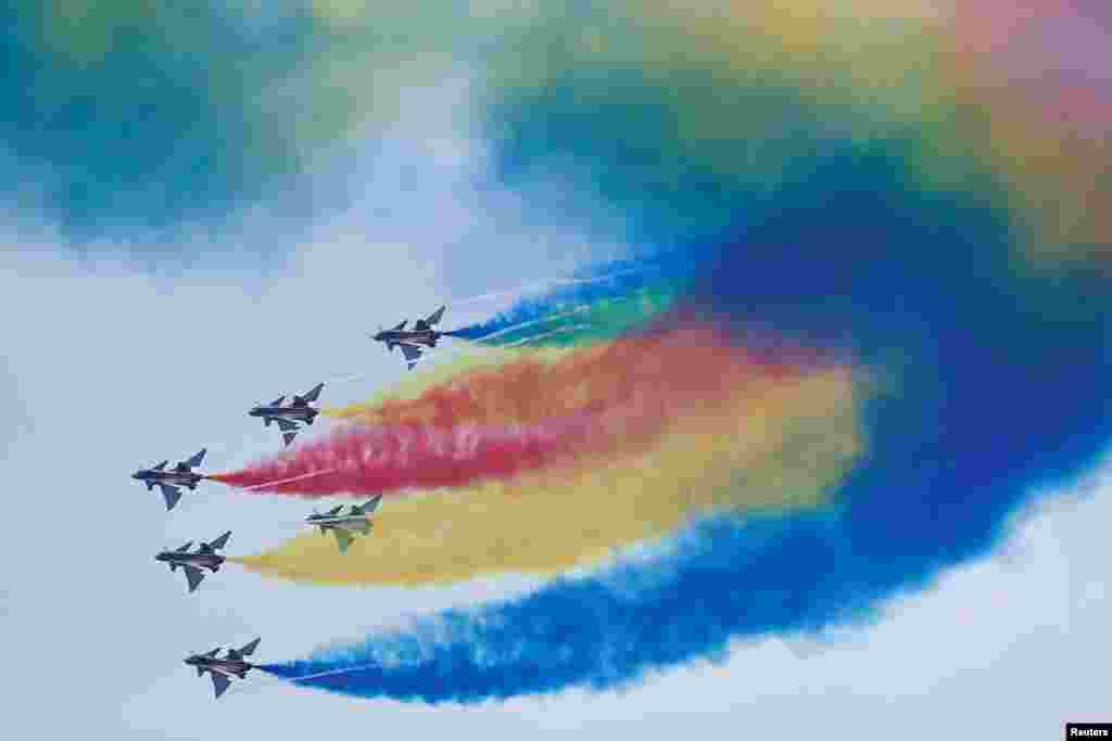 Aircraft of the Chinese People&#39;s Liberation Army (PLA) Air Force&#39;s Bayi aerobatic team perform at the China International Aviation and Aerospace Exhibition, or Airshow China, in Zhuhai, Guangdong province, China.