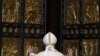 Attention aux escrocs, les "portes saintes" du Jubilé sont gratuites, rappelle le pape 