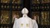 پاپ فرانسیس رهبر کاتولیک های جهان در حال گشودن "در مقدس" کلیسای سن پیتر و اعلام آغاز سال ویژه "بخشش الهی" - ۱۷ آذر ۱۳۹۴ 