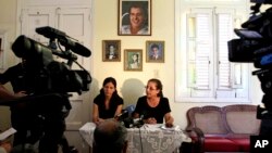 La viuda de Oswaldo Payá, Ofelia Acevedo (derecha), y su hija Rosa María Payá, durante una conferencia de prensa en La Habana, Cuba.