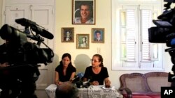 Ofelia Acevedo, derecha, y su hija Rosa María Payá en una conferencia de prensa en La Habana en 2012.