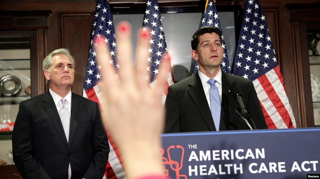 Los líderes republicanos Paul Ryan (derecha) y aKevin McCarthy han reconocido no tener los votos suficientes para revocar el Obamacare.