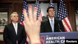 Le président de la Chambre des représentants Paul Ryan (à droite) et le leader de la majorité républicaine Kevin McCarthy répondent à des questions sur l'abrogation de l'Obamacare, Washington, le 8 mars 2017. (REUTERS/Joshua Roberts) 