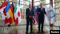 Governor of the Bank of Canada Stephen Poloz, left, and Canada's Minister of Finance Bill Morneau hold a news conference after the G7 Finance Ministers Summit in Whistler, British Columbia, Canada, June 2, 2018. 