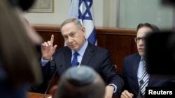 ນາຍົກລັດຖະມົນຕີ ອິສຣາແອລ ທ່ານ Benjamin Netanyahu ເຂົ້າຮ່ວມກອງປະຊຸມ ຄະນະລັດຖະບານ ປະຈຳສັບປະດາ ຢູ່ທີ່ສຳນັກງານ ຂອງທ່ານ ໃນນະຄອນ Jerusalem, ວັນທີ 25 ທັນວາ 2016. 