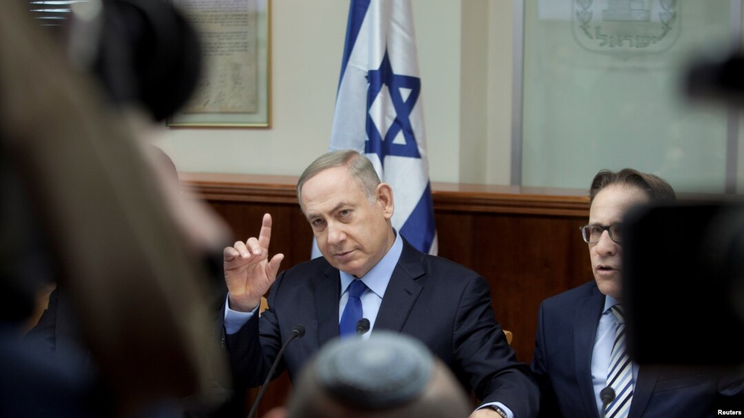 Perdana Menteri Israel Benjamin Netanyahu menghadiri rapat mingguan kabinet di kantornya di Yerusalem, 25 Desember 2016. 