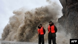 Ombak besar menghantam tanggul ketika Topan Fitow sampai di Wenling, provinsi Zheijiang, China (6/10). (Foto: AFP)