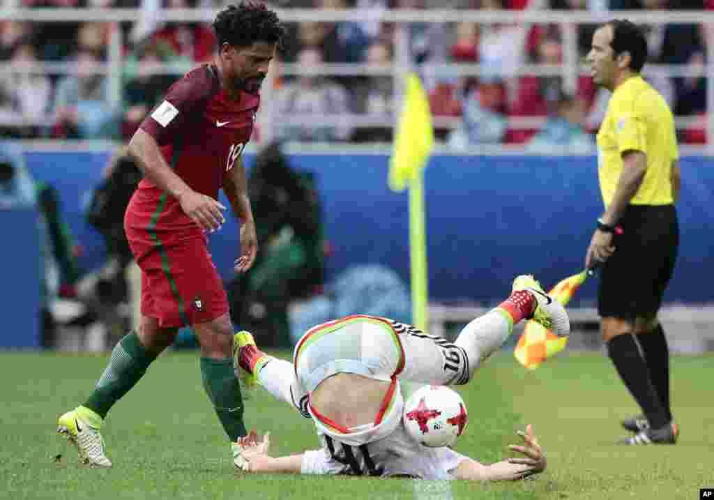 កីឡាករ Eliseu របស់ប័រទុយហ្គាល់ (រូបឆ្វេង) មើលកីឡាករ Hector Herrera របស់ម៉ិកស៊ិក ក្នុងពេលប្រកួតពានរង្វាន់ Confederations Cup នៅក្នុងស្តាត Moscow Spartak ប្រទេសរុស្ស៊ី។