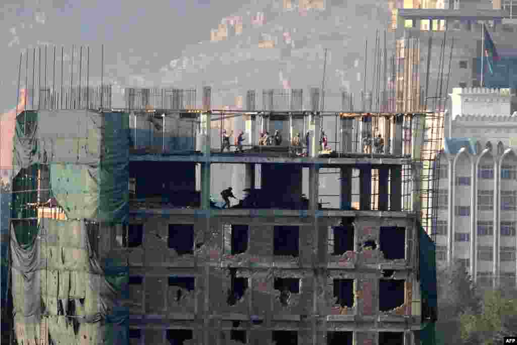 Afghan special forces on top of a building which was occupied by militants, in Kabul, April 16, 2012. (AP)