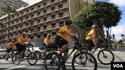 Policías patrullan las calles de Honolulu, ciudad sede de la cumbre.