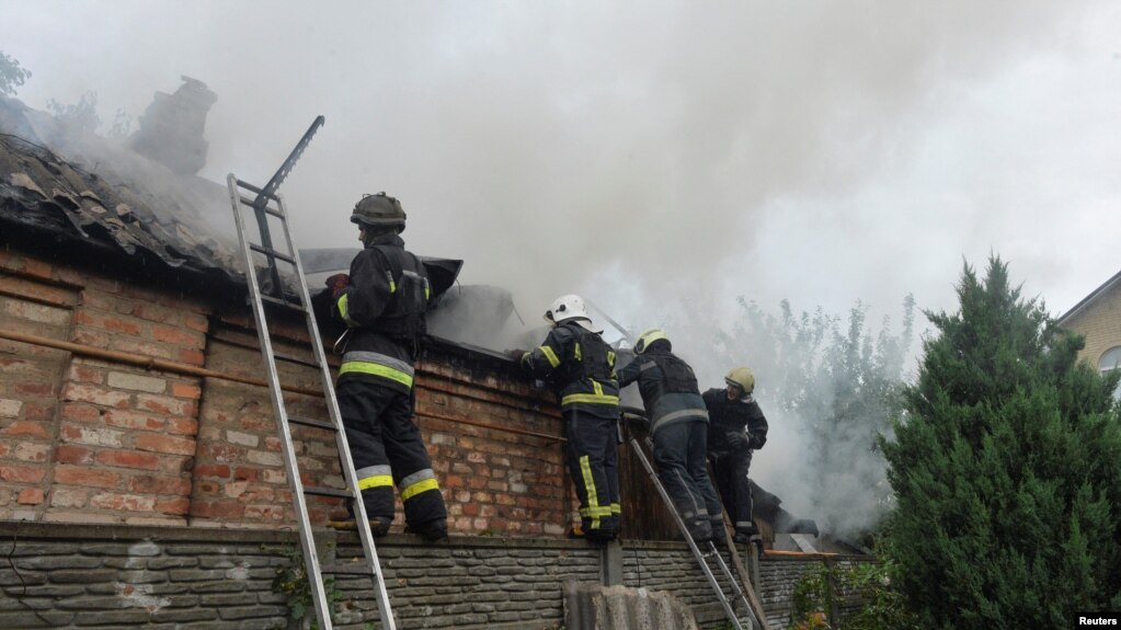 乌克兰哈尔科夫市一个住宅楼遭到俄军炮击后起火。（路透社）(photo:VOA)