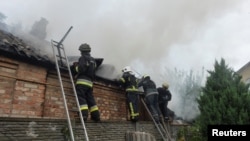 乌克兰哈尔科夫市一个住宅楼遭到俄军炮击后起火。（路透社）