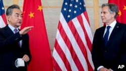 Ngoại trưởng Trung Quốc Vương Nghị (trái) và Ngoại trưởng Mỹ Antony Blinken gặp nhau ở Indonesia hôm 9/7/2022. 
